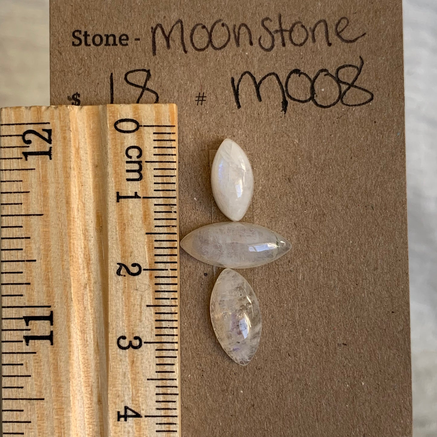 Moonstone cabochon M008