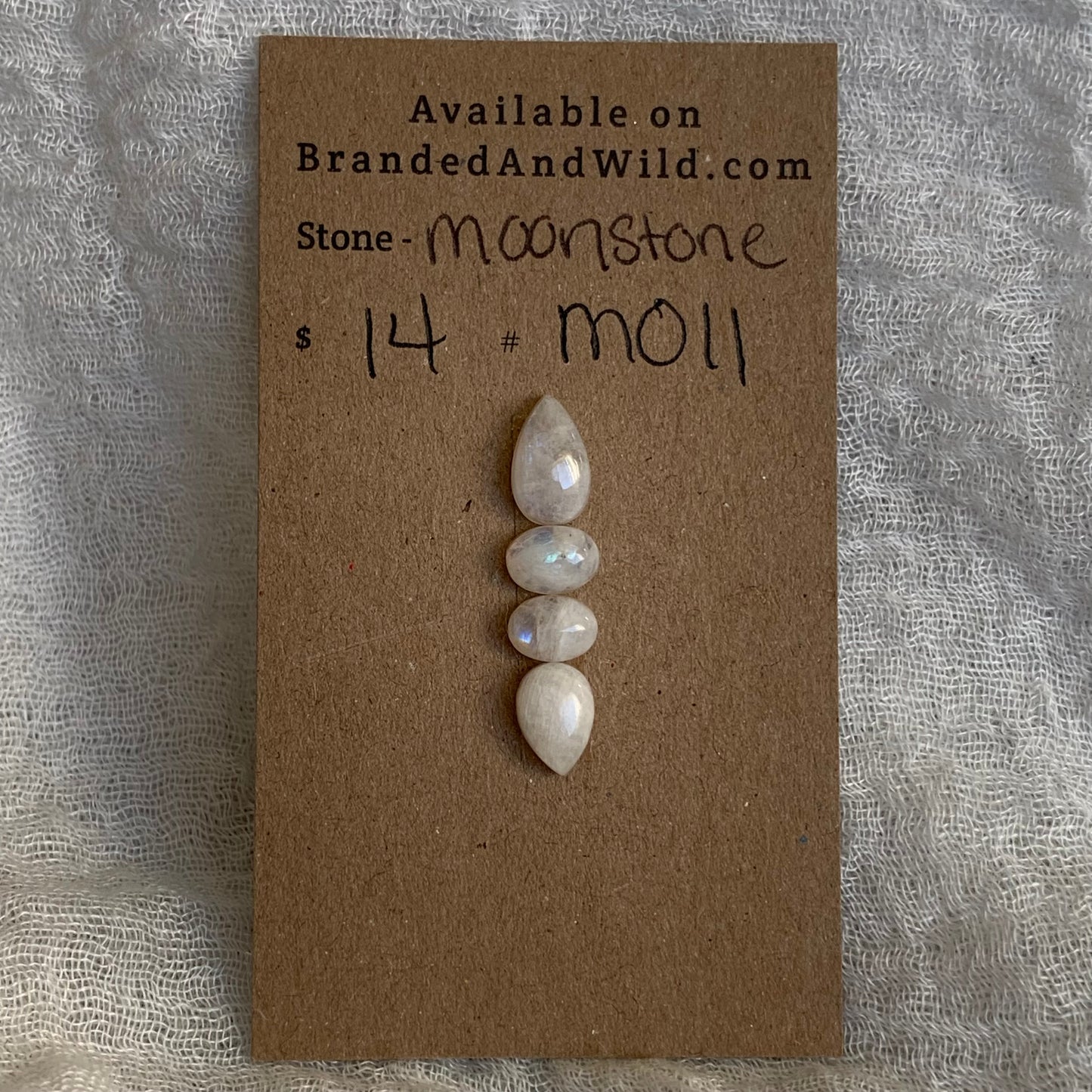 Moonstone cabochon M011