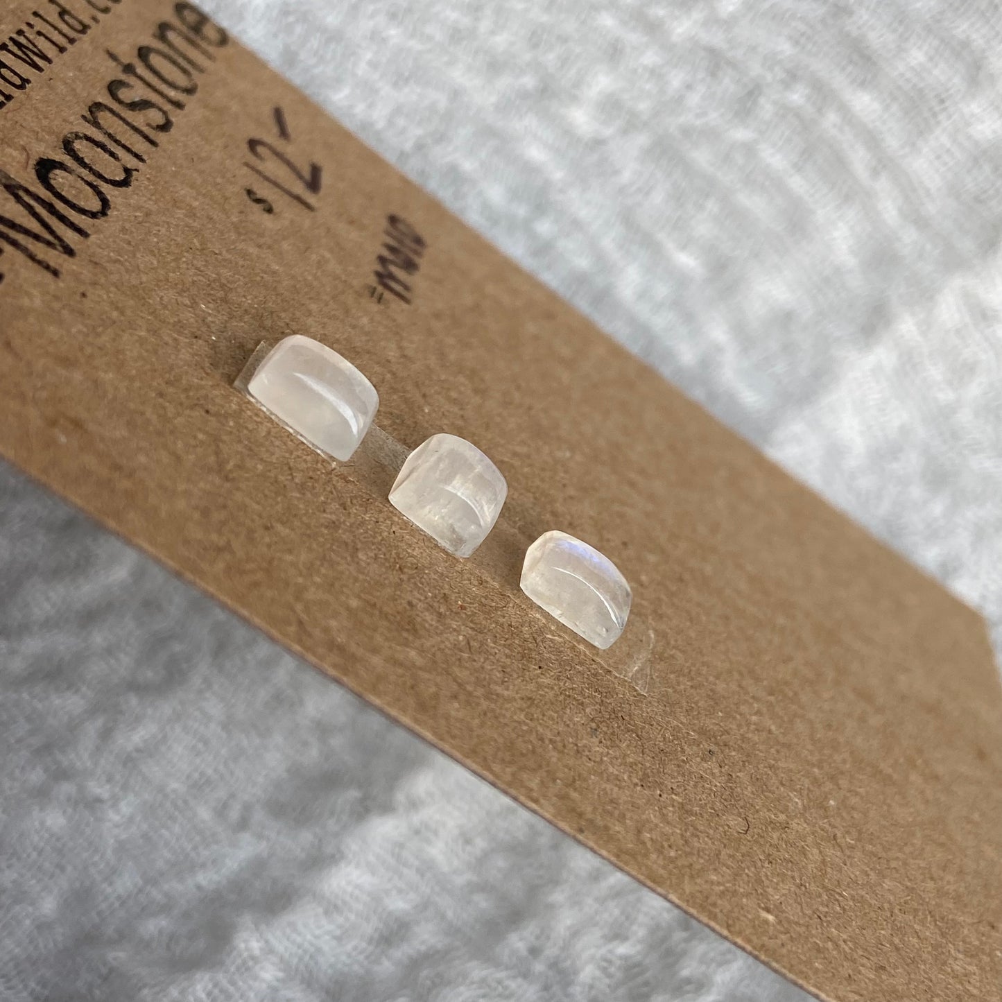 Moonstone cabochon - M010