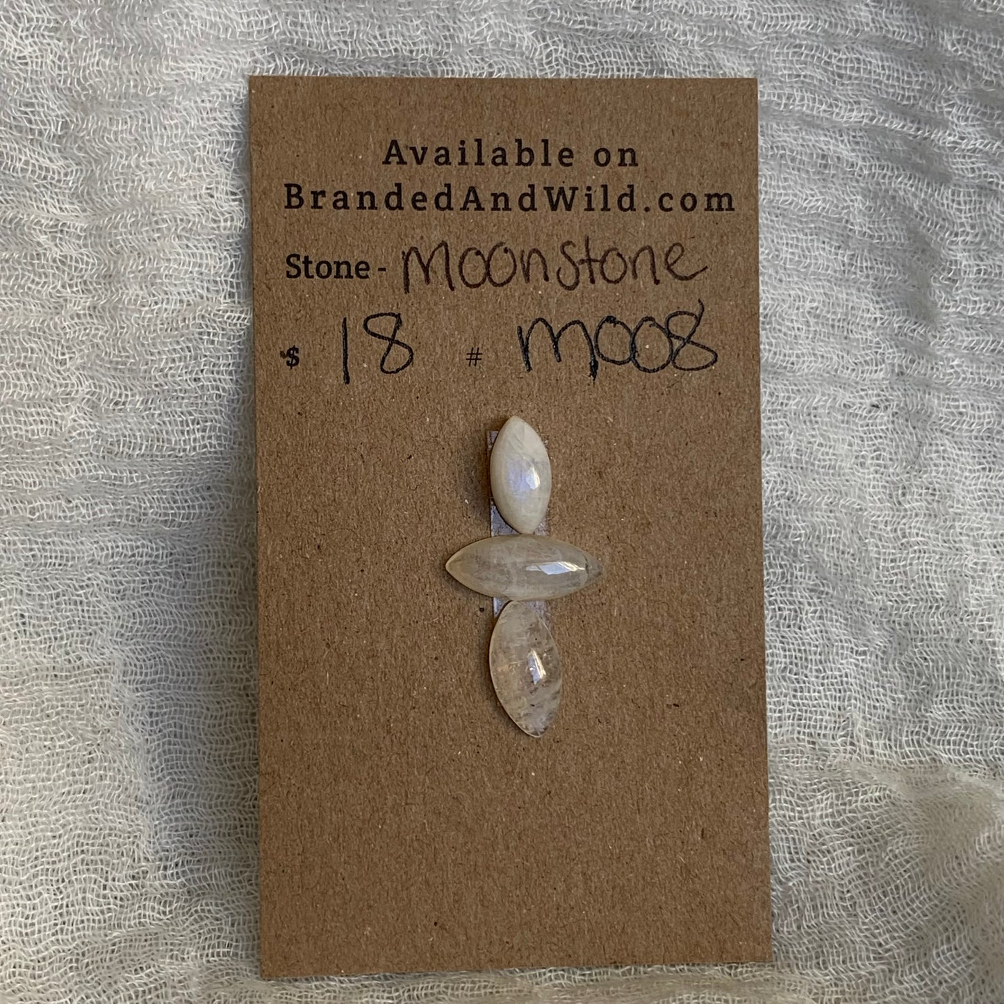 Moonstone cabochon M008