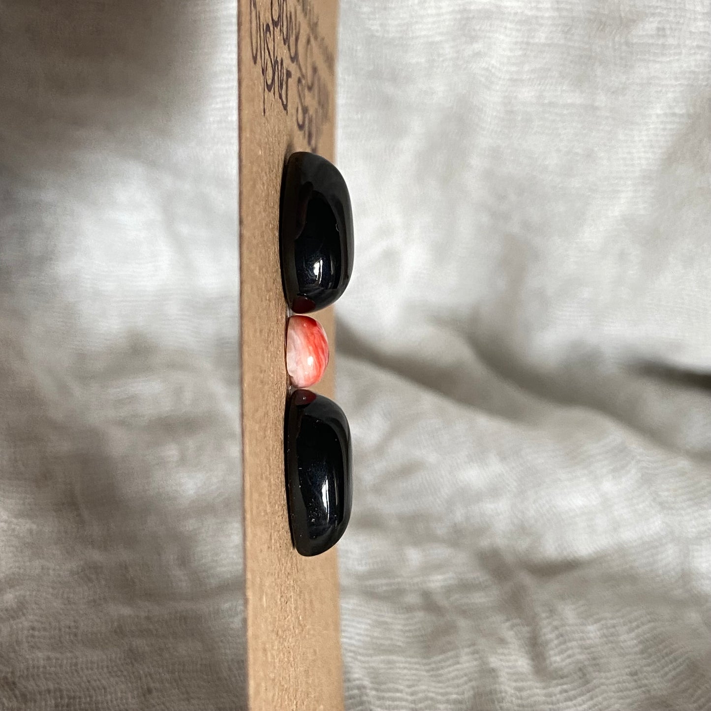 Oystershell/ Black Onyx Cabochon - MIX131