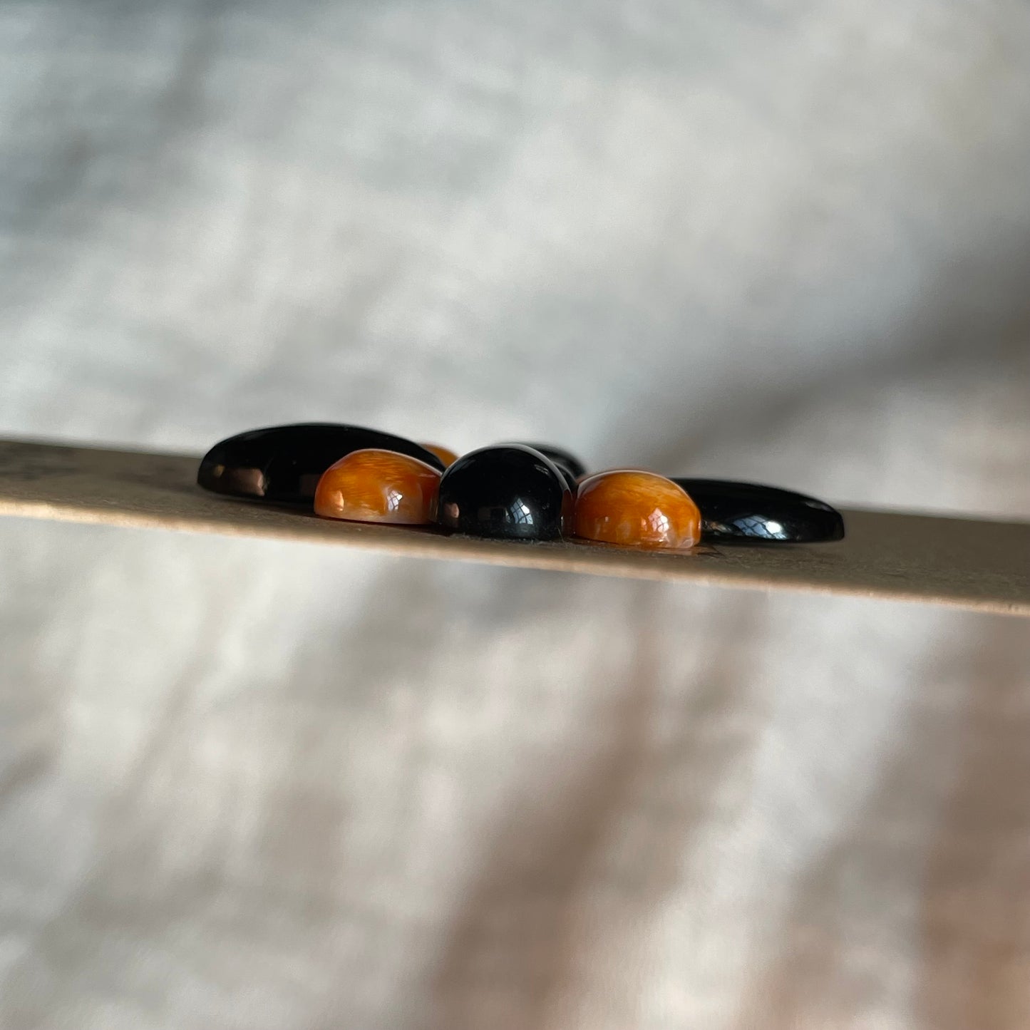 Oyster Shell / Black Onyx Cabochon - Mix32