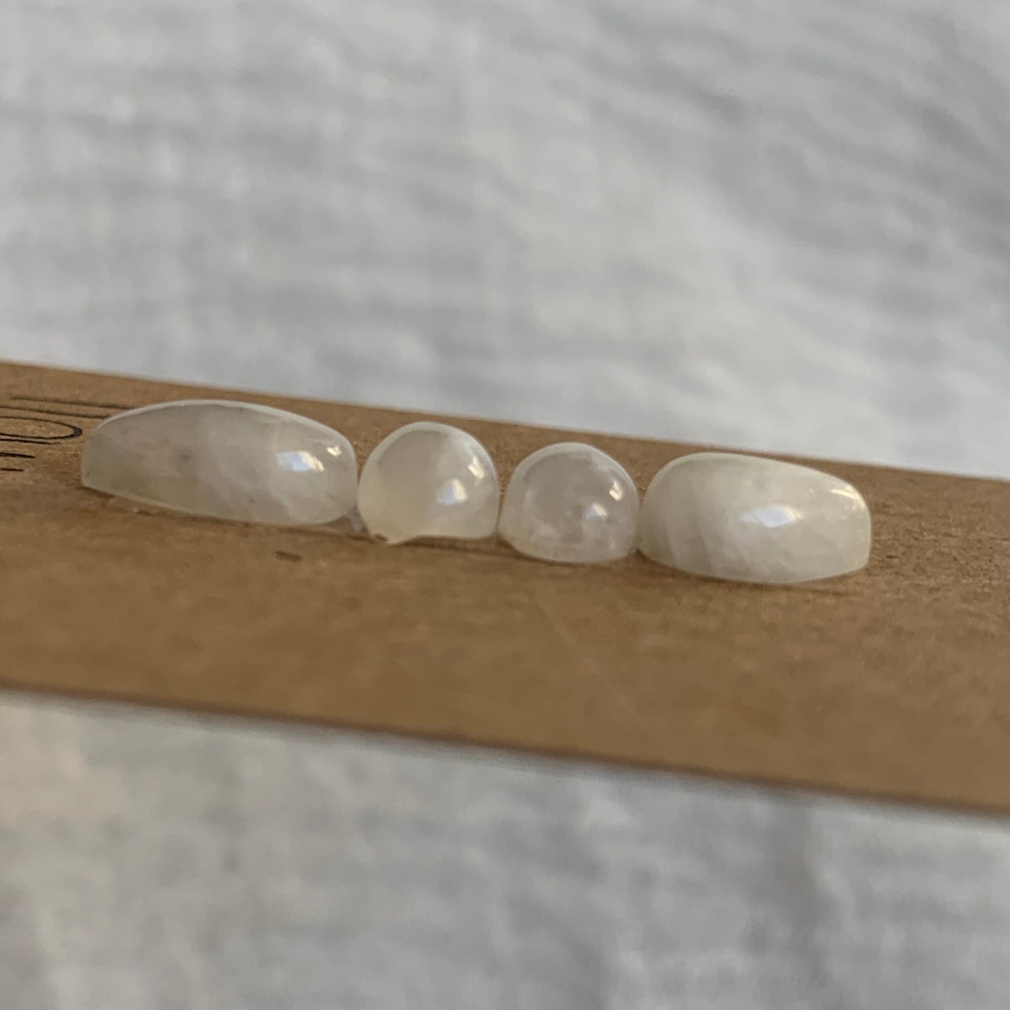 Moonstone cabochon M011