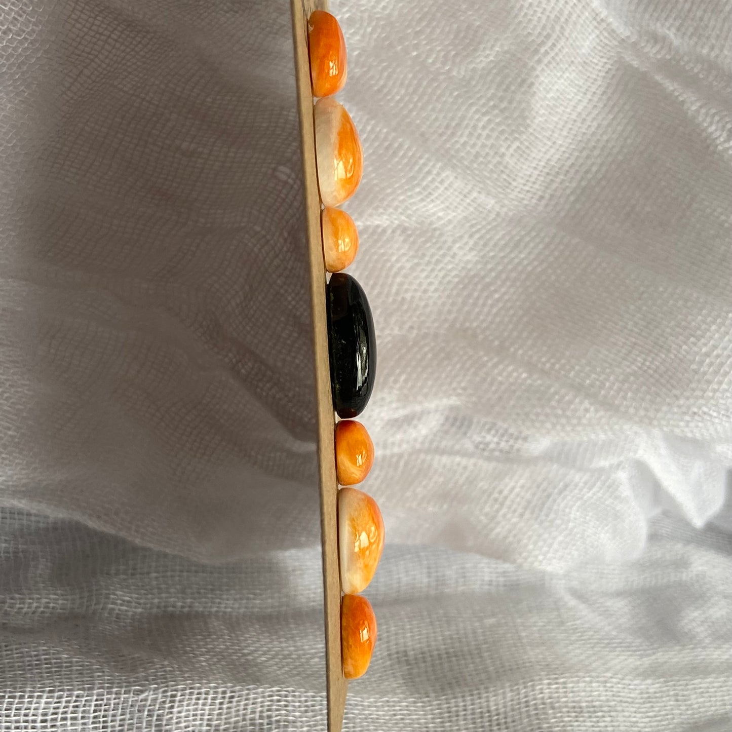 Oyster Shell / Black Onyx Cabochon - MIX20