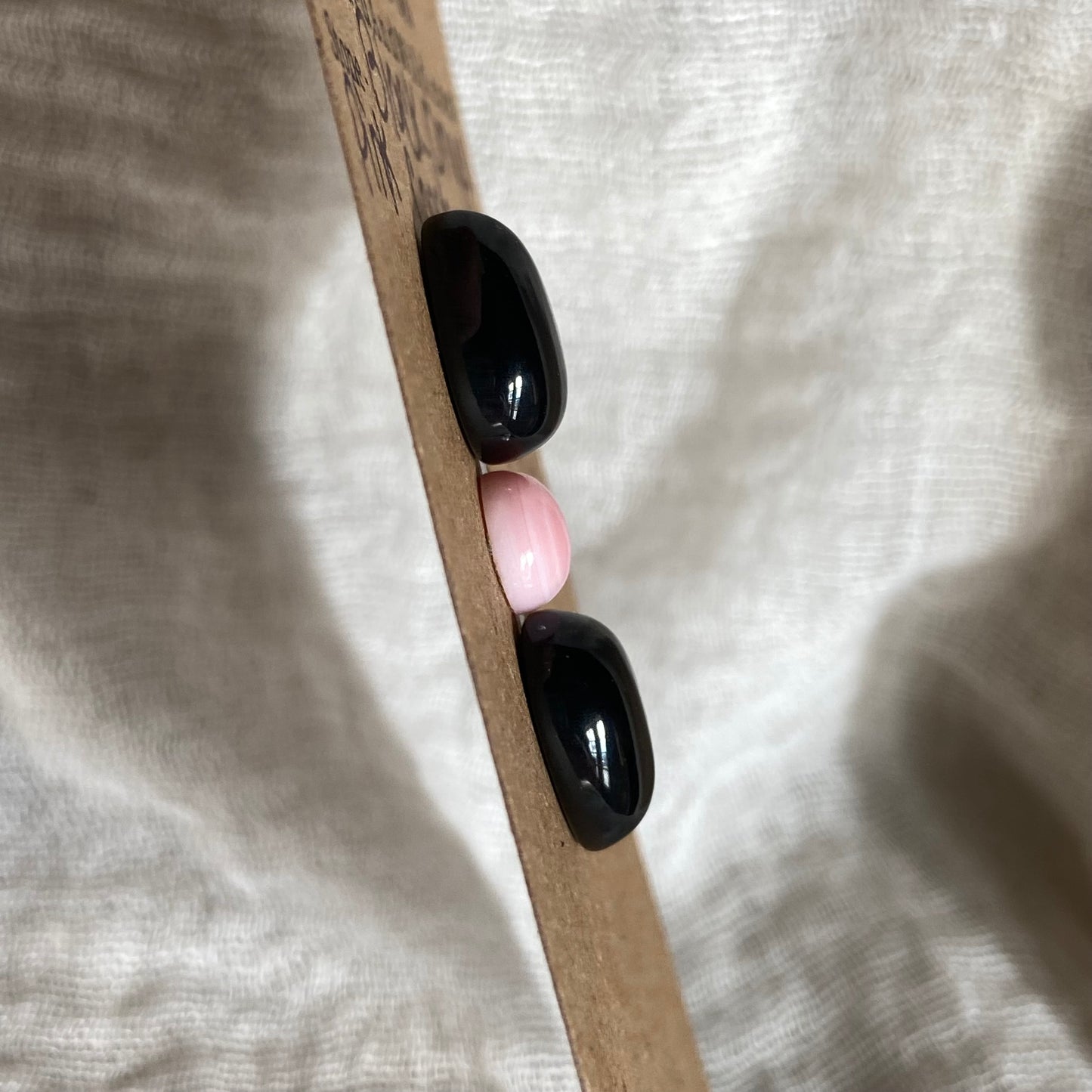 Pink Conch / Black Onyx Cabochon - MIX134