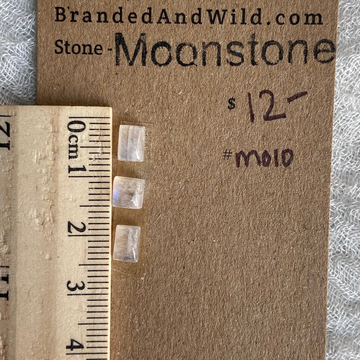 Moonstone cabochon - M010