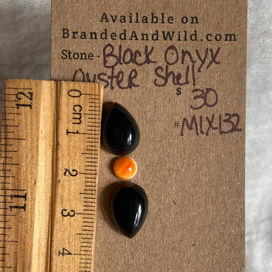 Oyster Shell / Black Onyx Cabochon - MIX132