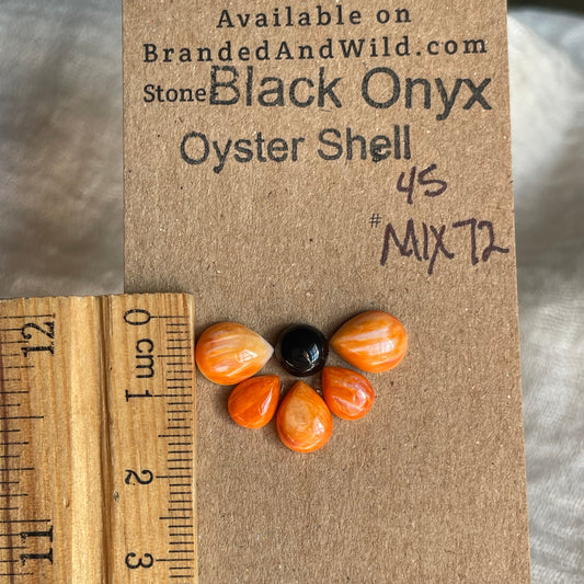 Oyster Shell / Black Onyx Cabochon - Mix72