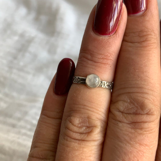 Sterling Silver Ring - R20  Size - 4.5