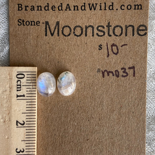 Moonstone cabochon - M037