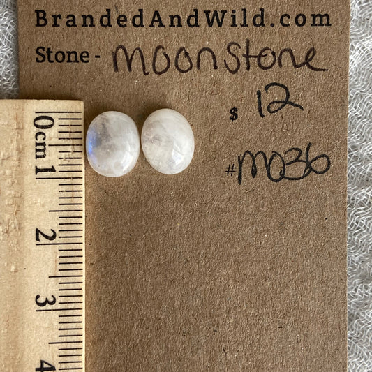 Moonstone cabochon - M036