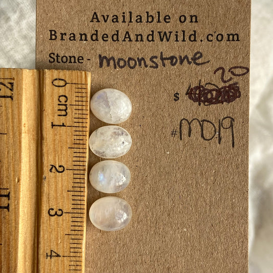 Moonstone cabochon - M019