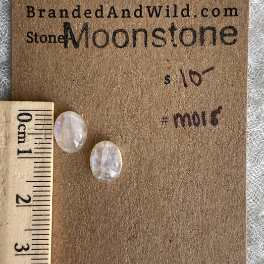 Moonstone cabochon - M018