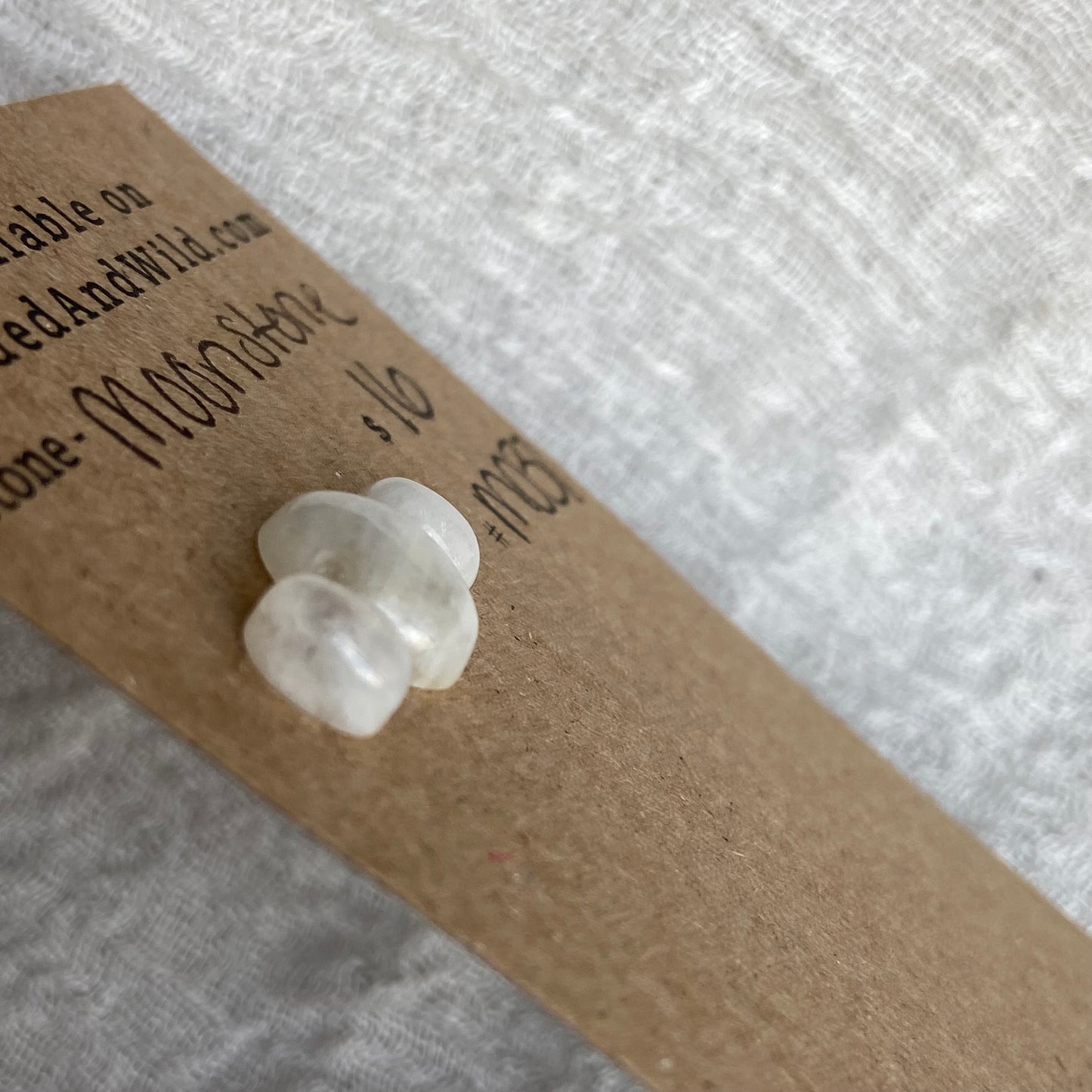Moonstone cabochon - M037