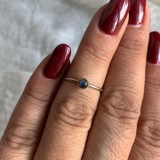 Sterling Silver Ring - R26  Size - 5.5