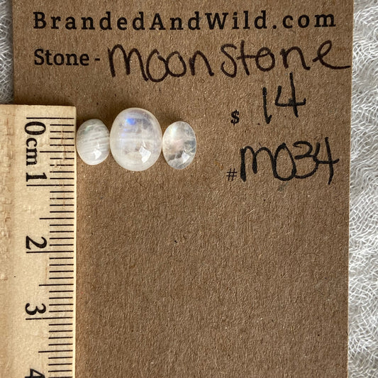 Moonstone cabochon - M034