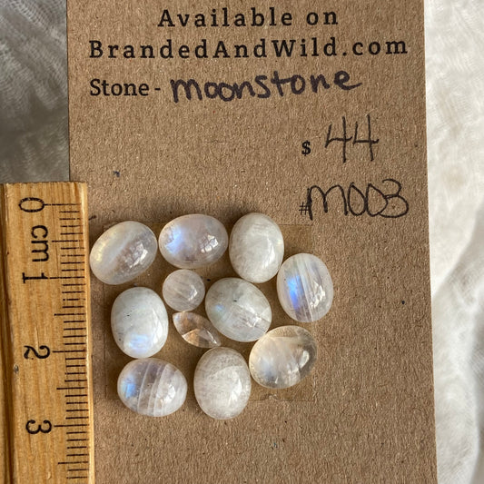 Moonstone cabochon - M003