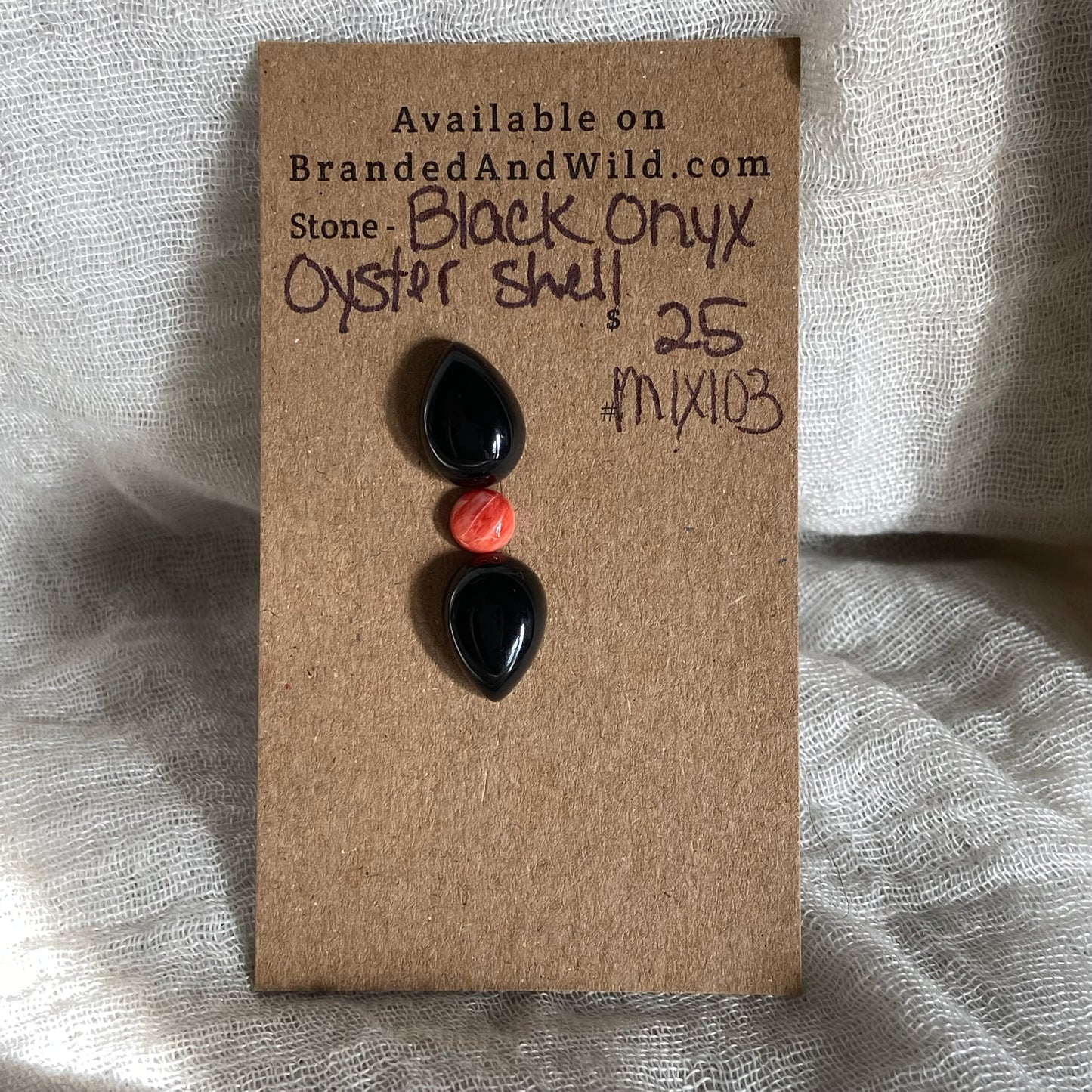 Oystershell/ Black Onyx Cabochon - MIX103