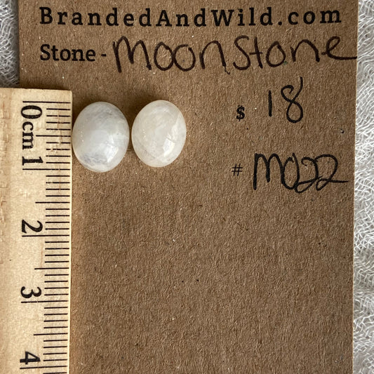 Moonstone cabochon - M022