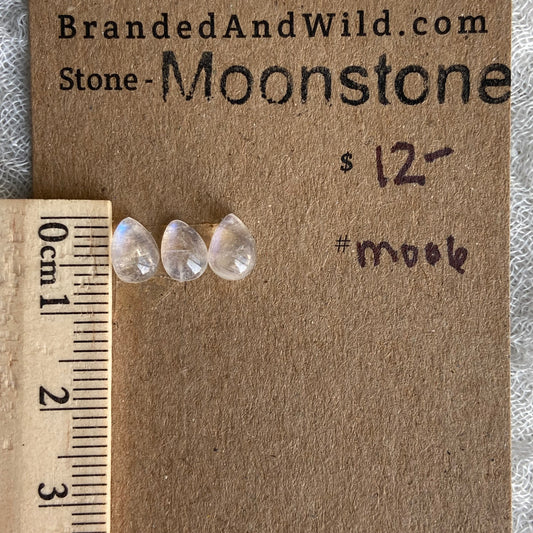 Moonstone cabochon - M006