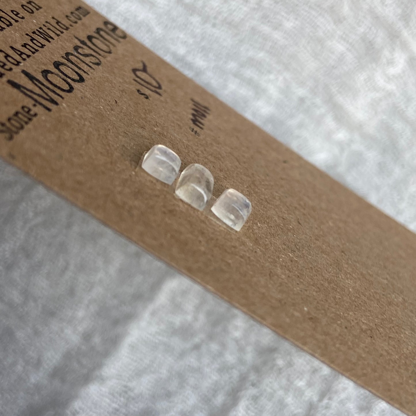 Moonstone cabochon - M011