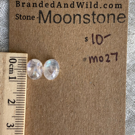 Moonstone cabochon - M027