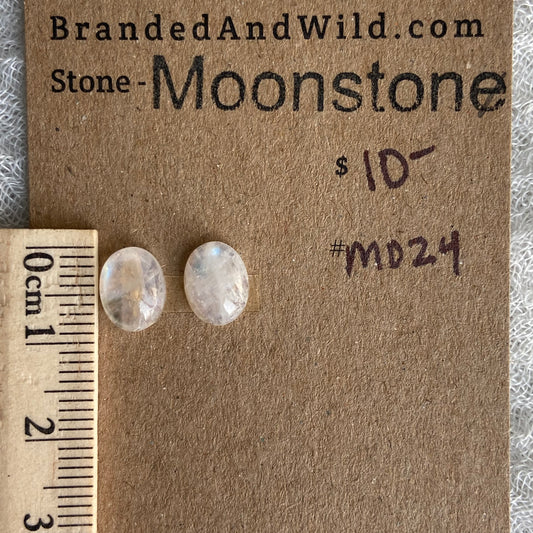 Moonstone cabochon - M024