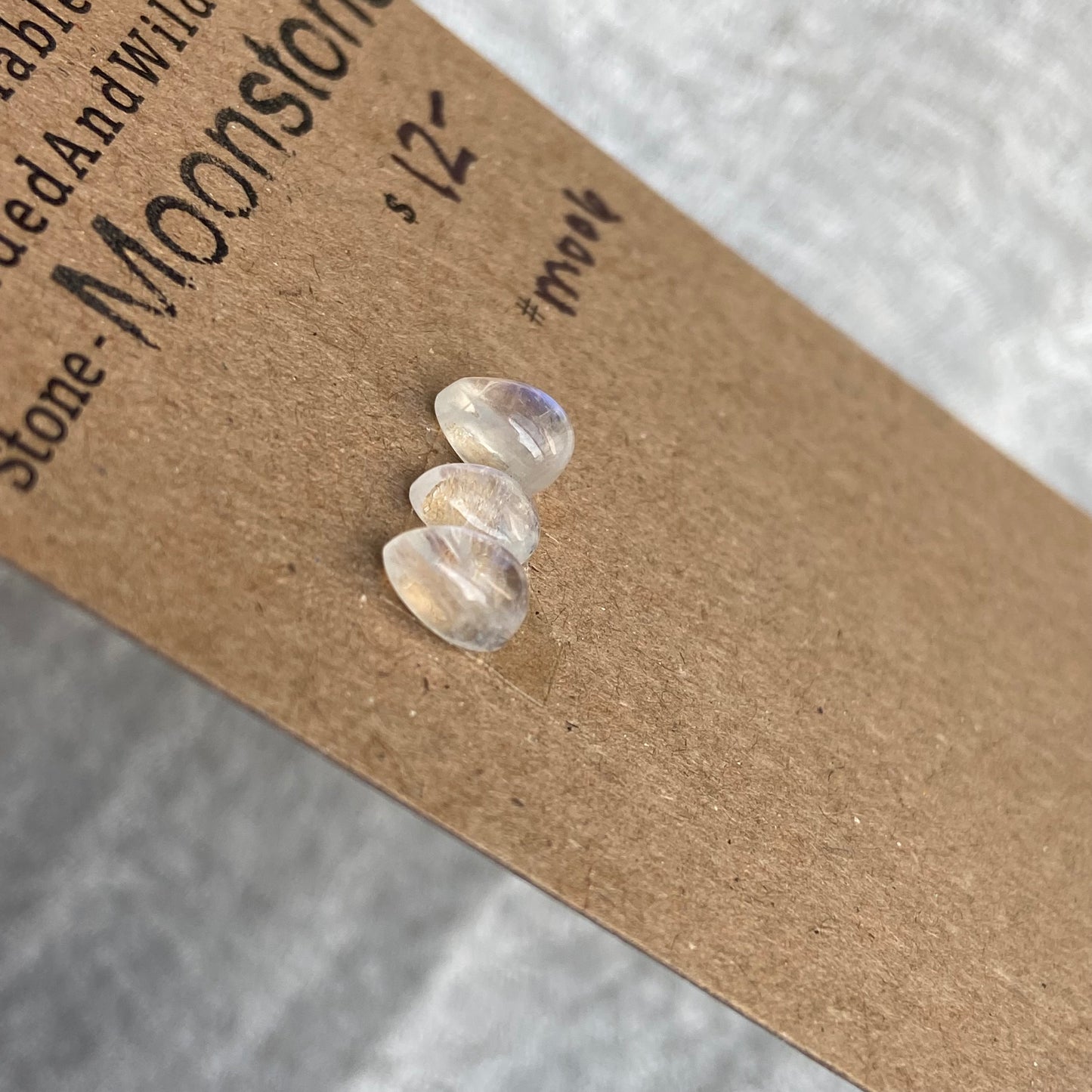 Moonstone cabochon - M006