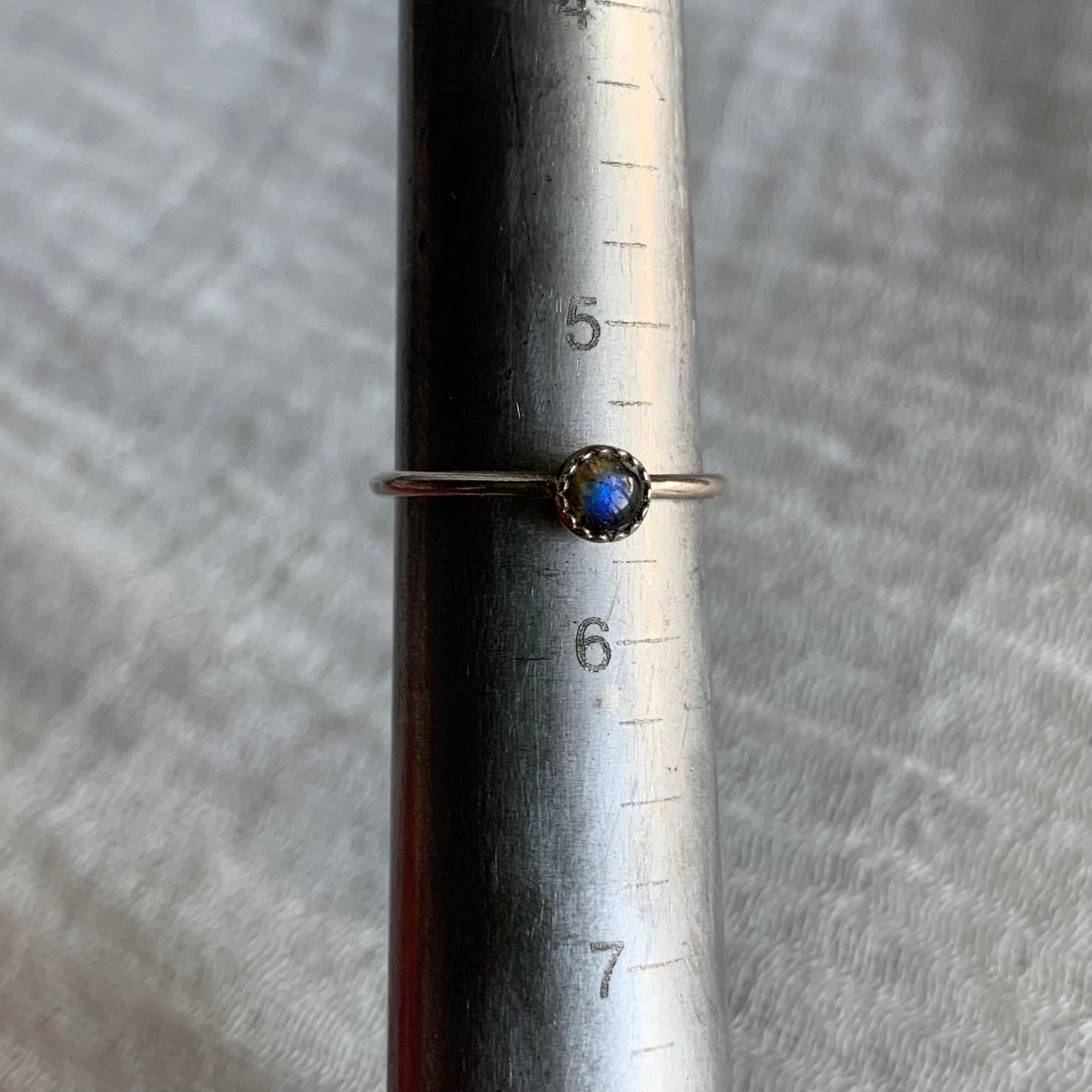 Sterling Silver Ring - R26  Size - 5.5