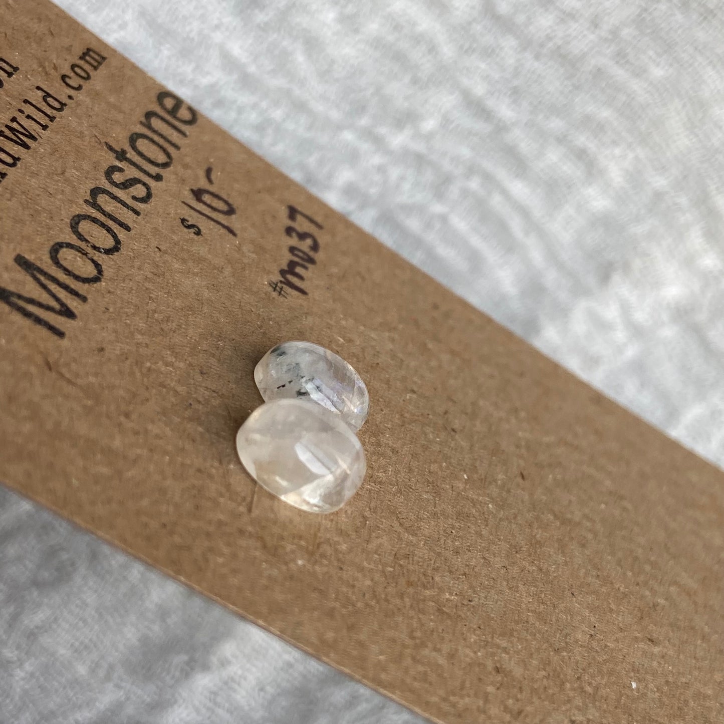 Moonstone cabochon - M037