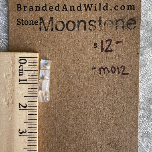 Moonstone cabochon - M012