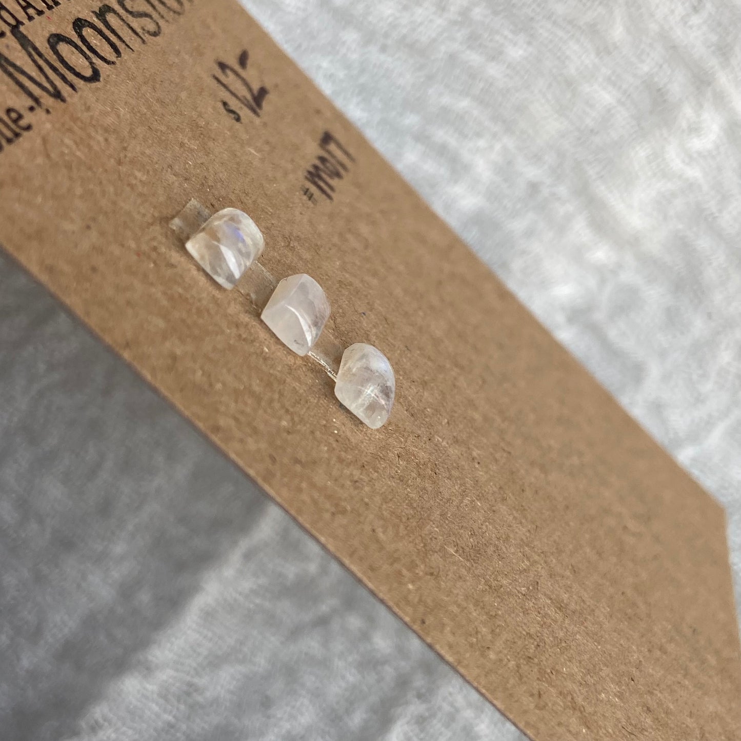 Moonstone cabochon - M017