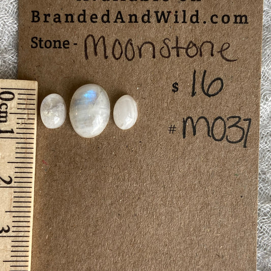 Moonstone cabochon - M037