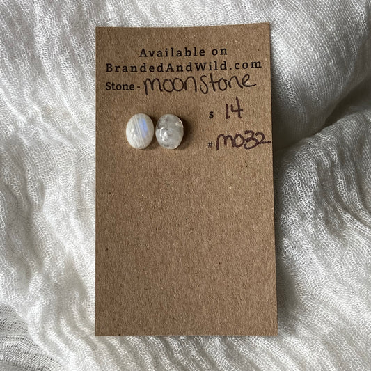 Moonstone cabochon - M032