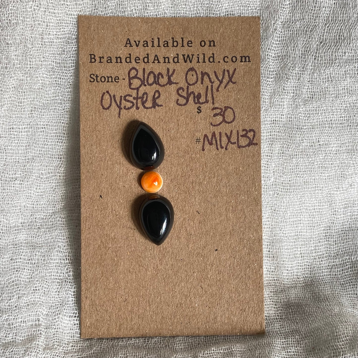 Oyster Shell / Black Onyx Cabochon - MIX132