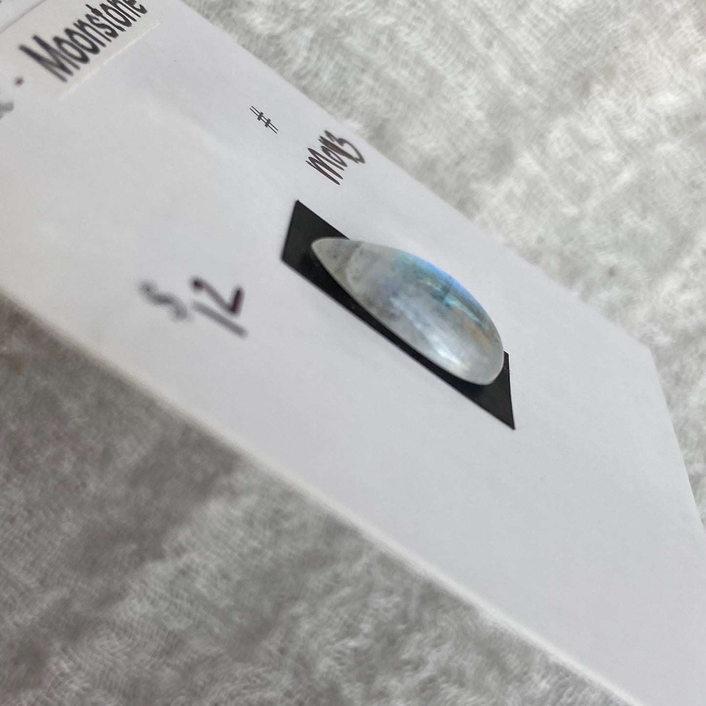 Moonstone cabochon - M013