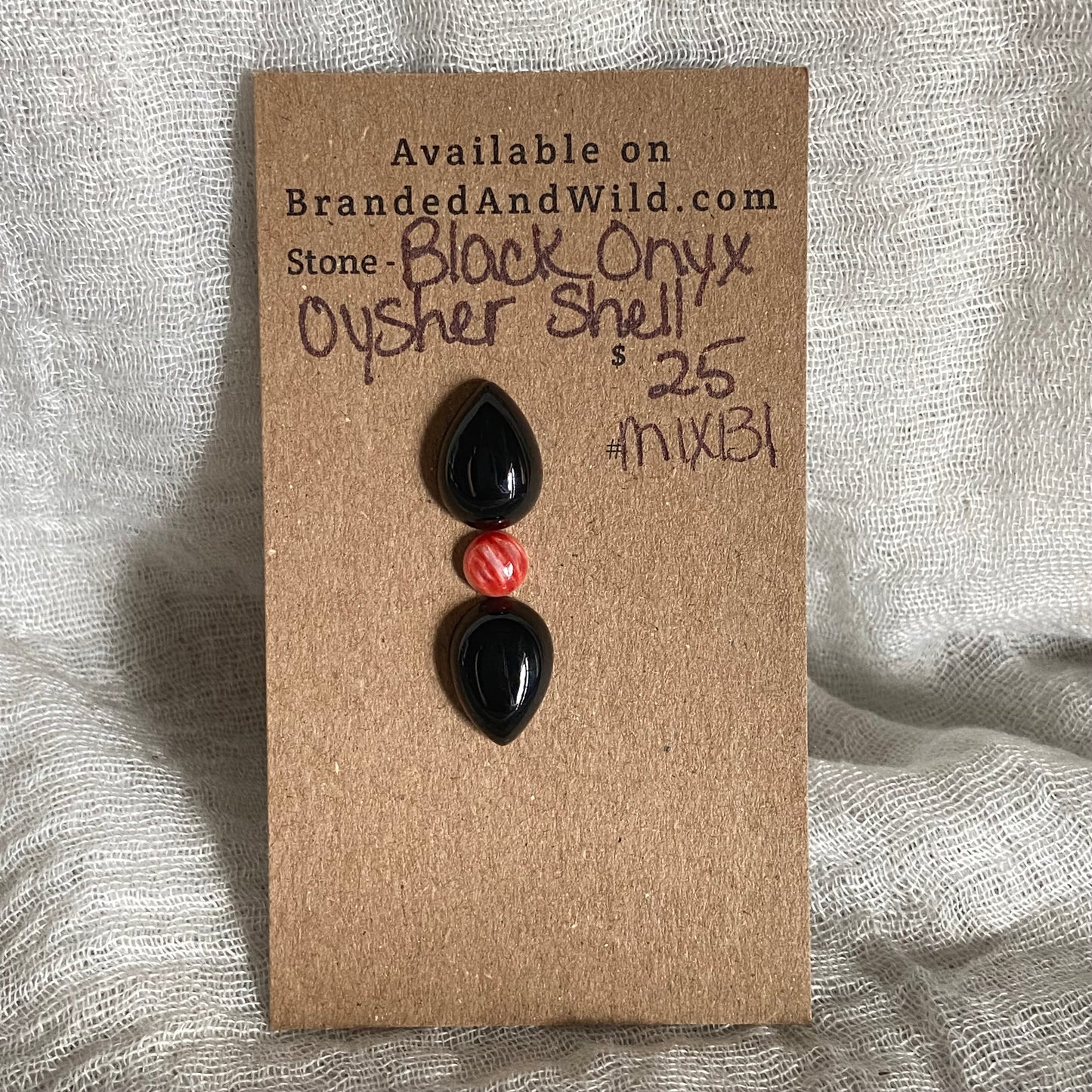 Oystershell/ Black Onyx Cabochon - MIX131