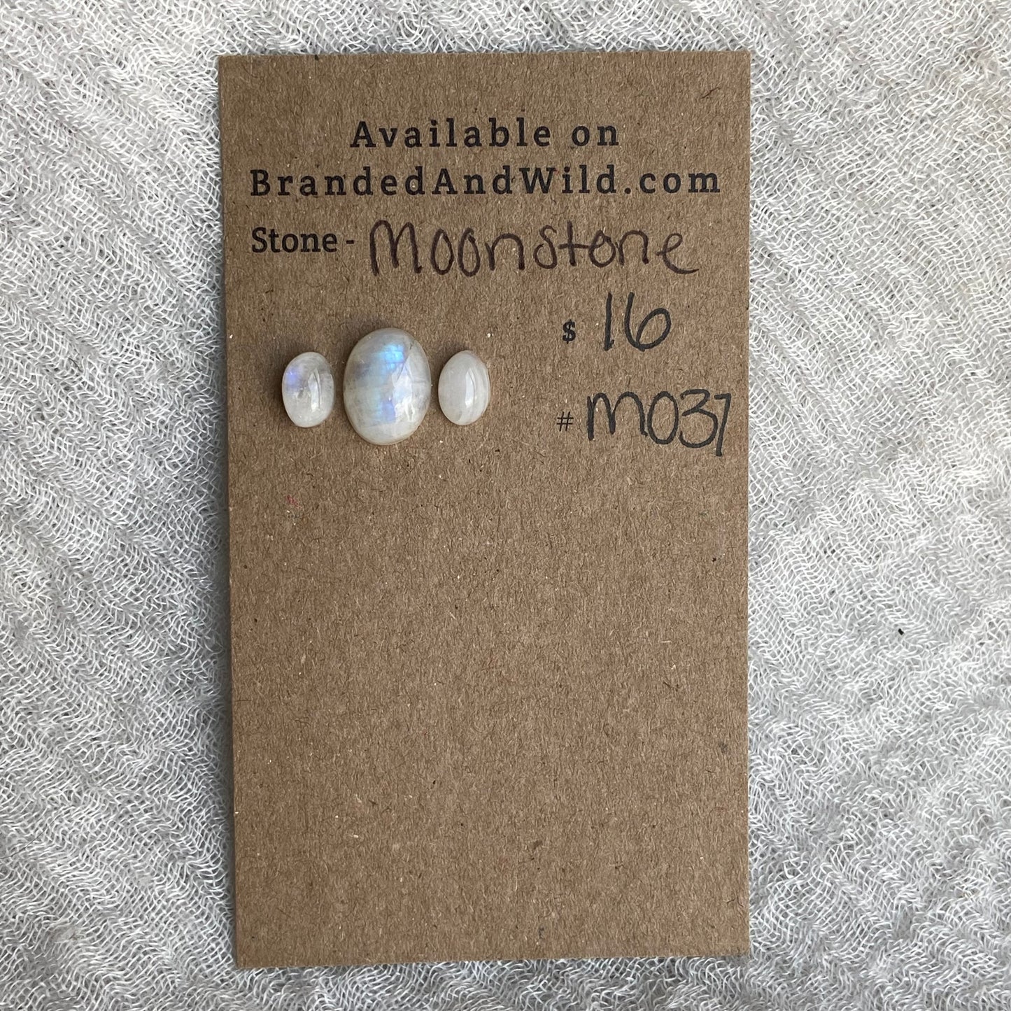 Moonstone cabochon - M037