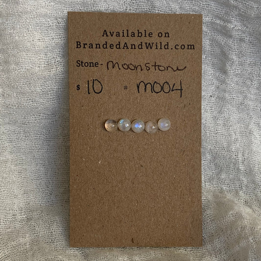 Moonstone cabochon M004