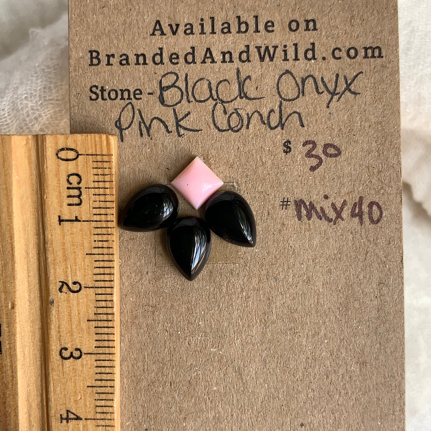Pink Conch / Black Onyx Cabochon - Mix40