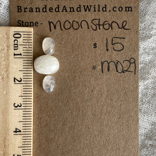 Moonstone cabochon - M029