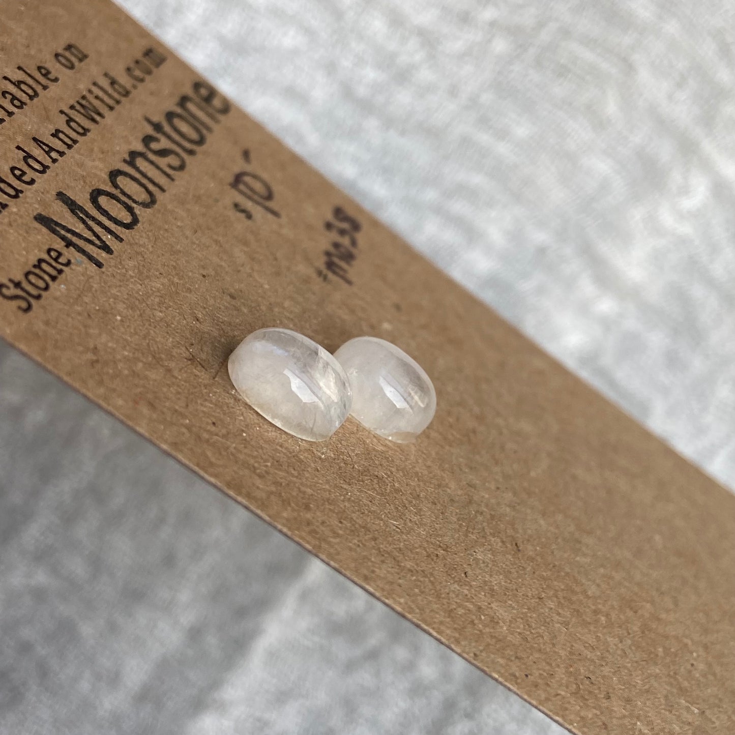 Moonstone cabochon - M038