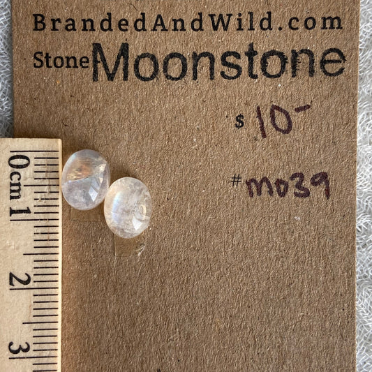 Moonstone cabochon - M039