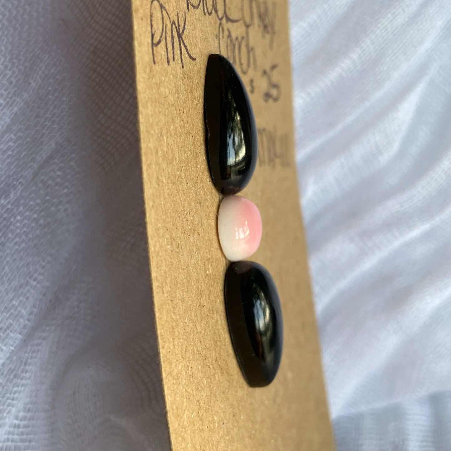 Pink Conch / Black Onyx Cabochon - MIX111