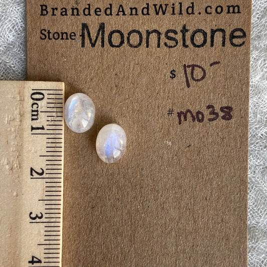 Moonstone cabochon - M038