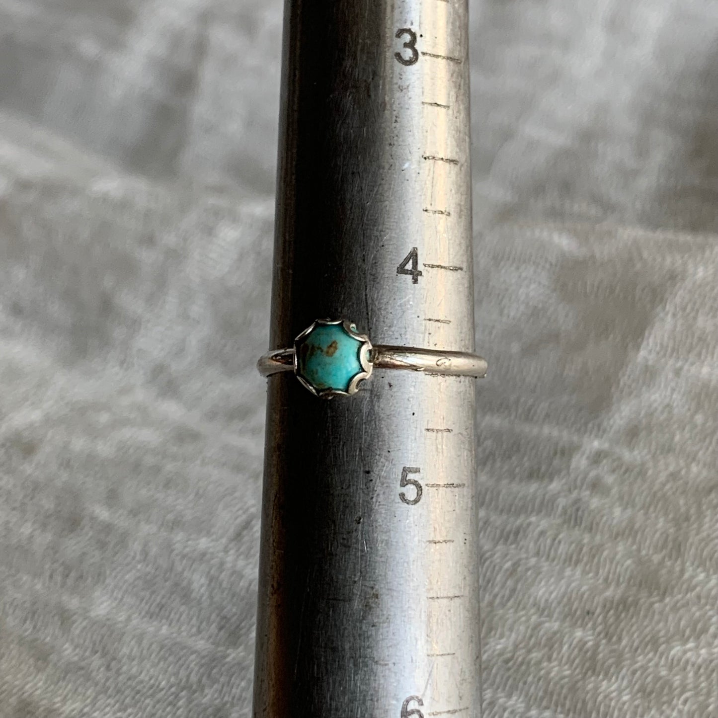 Sterling Silver Ring - R16  Size - 4.5