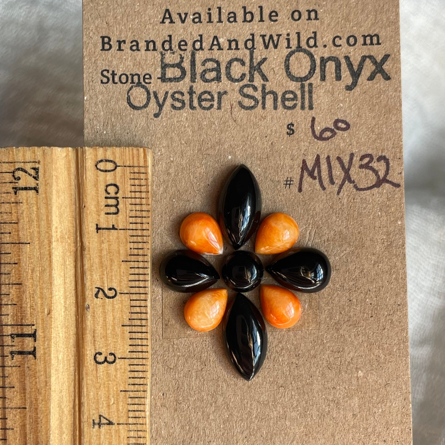 Oyster Shell / Black Onyx Cabochon - Mix32
