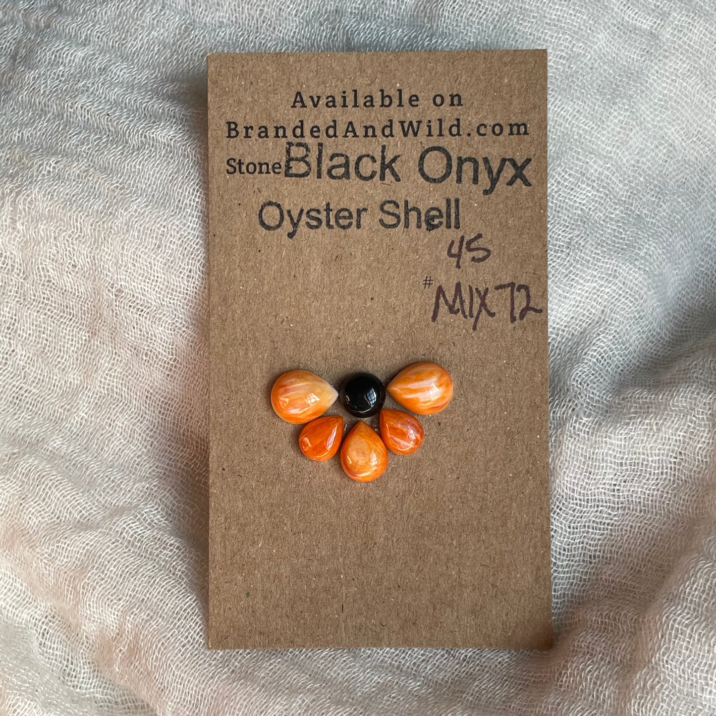 Oyster Shell / Black Onyx Cabochon - Mix72