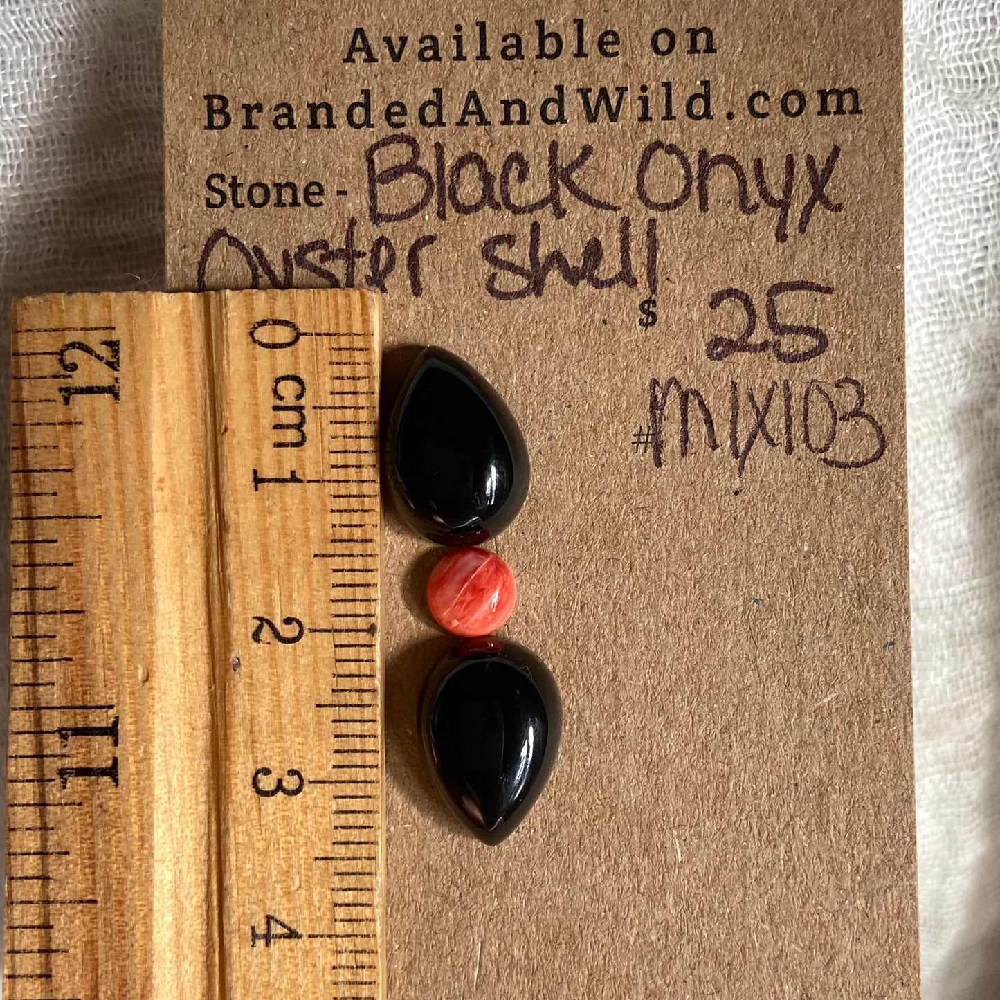 Oystershell/ Black Onyx Cabochon - MIX103