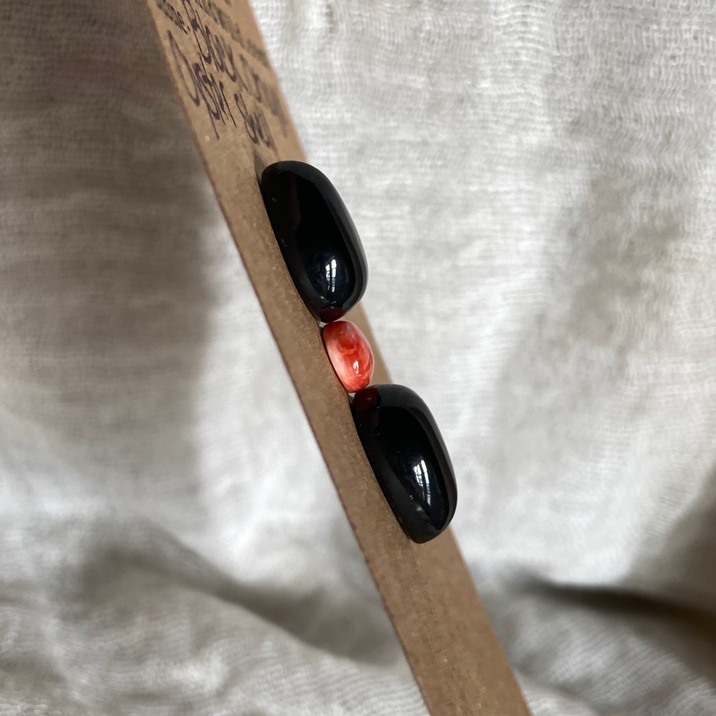 Oystershell/ Black Onyx Cabochon - MIX103